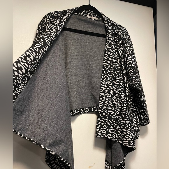 AE Sport Cropped Cardigan 3/4 Sleeve Women’s Sweater Black w White Animal Print - Picture 11 of 11